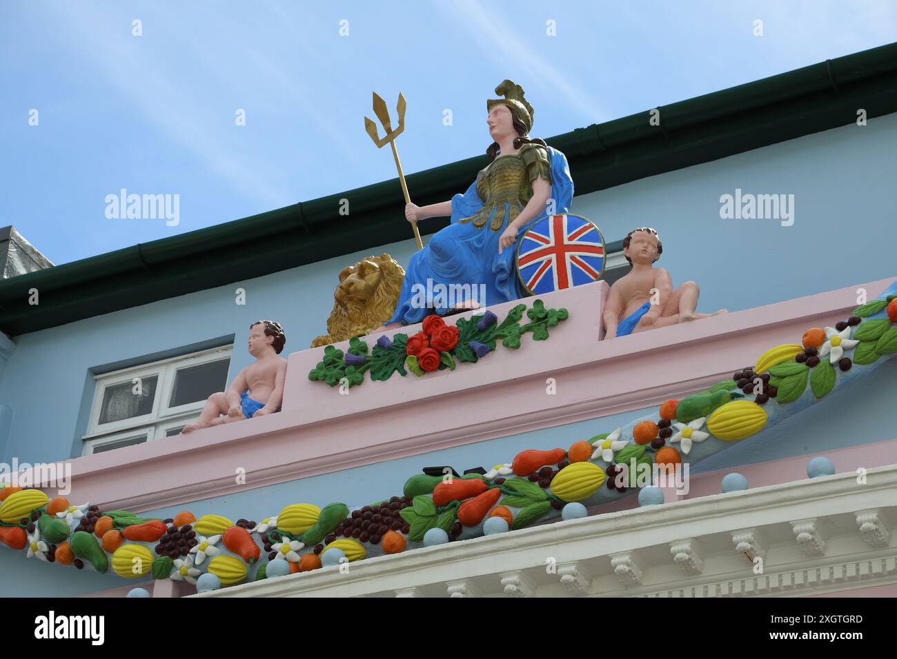 Statue de Britannia sur la maison publique Lamplighter à St Helier à Jersey Banque D'Images