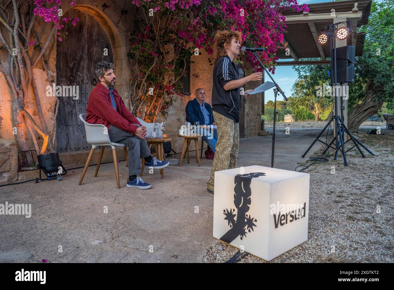 Joan Tomàs Martínez, Joan Navarro et Raquel Santanera, appariement de poèmes et de vins à la cave Can Majoral, Fundació Mallorca Literària, Algaida, ma Banque D'Images