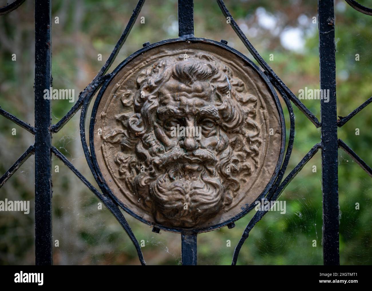 Bacchus, Dieu du vin, encart dans les portes à Wherwell, Hampshire, Angleterre. Banque D'Images