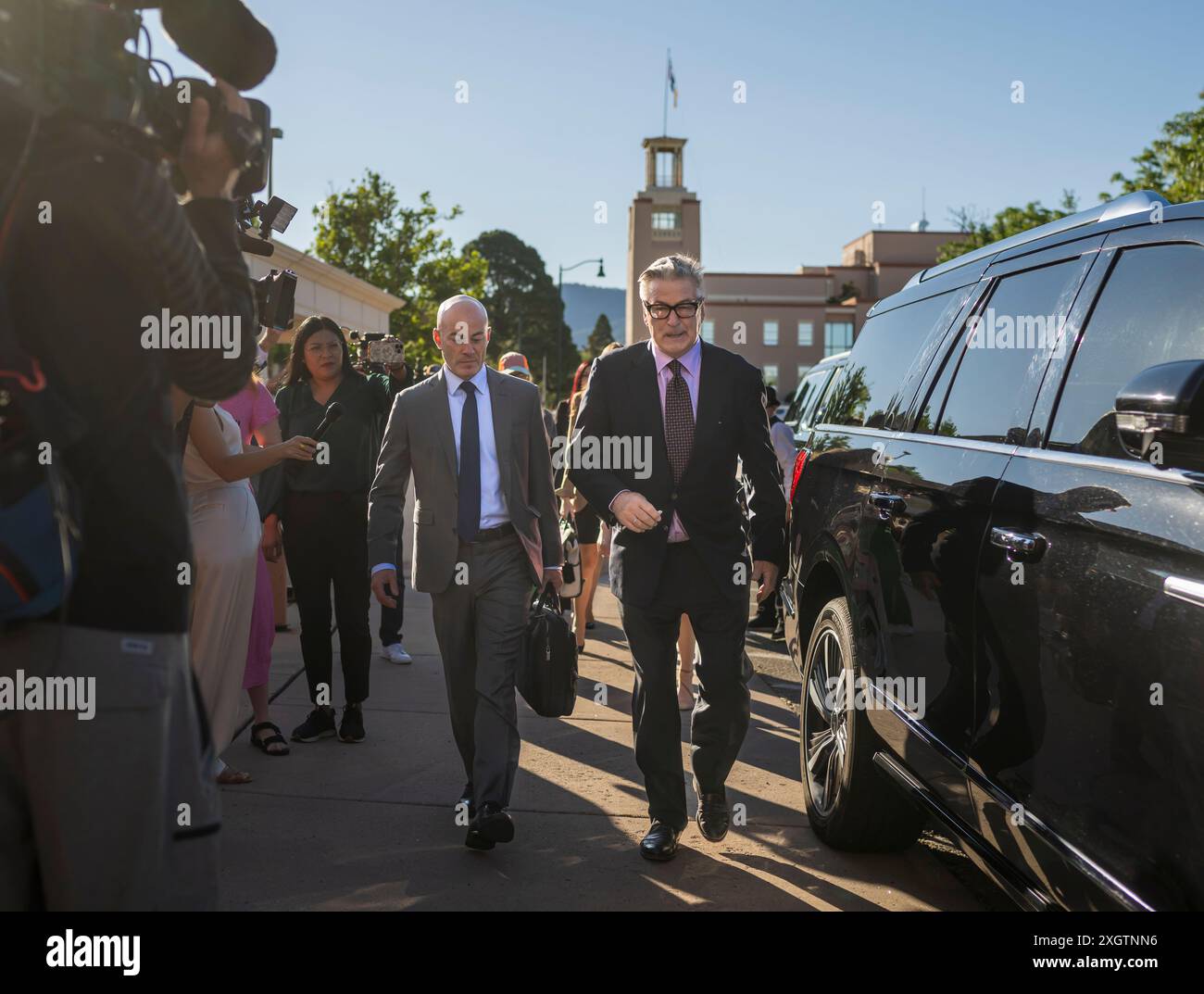 Actor Alec Baldwin, right, arrives with his attorney Luke Nikas in District Court for jury selection in his involuntary manslaughter trial, Wednesday, July 10, 2024, in Santa Fe, N.M. (AP Photo/Roberto E. Rosales) Banque D'Images