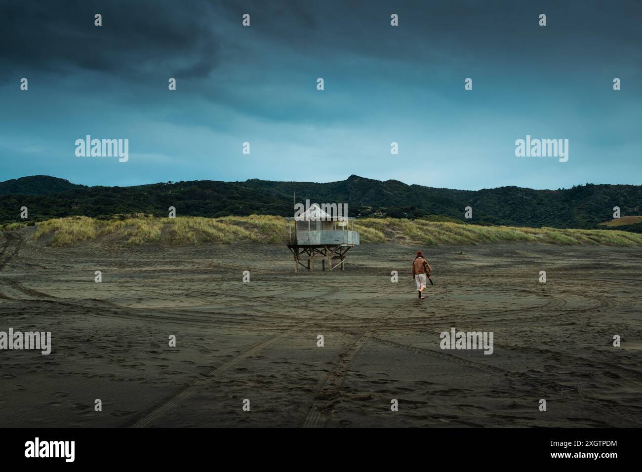 Tour de guet en bois avec touriste femme marchant sur la plage dans le jour de nuit Banque D'Images