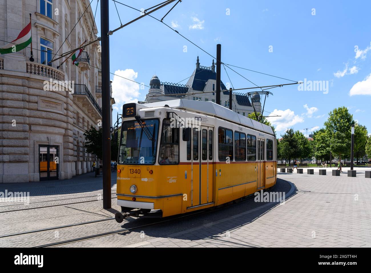 Un tramway Ganz CSMG en direction du sud de Kossuth ter à Budapest Banque D'Images