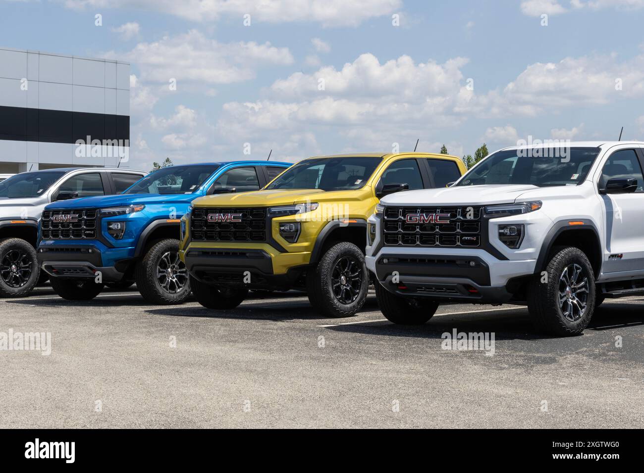 Pêcheurs - 7 juillet 2024 : présentation d'un pick-up intermédiaire Canyon de GMC dans un établissement concessionnaire. GMC offre le Canyon dans les modèles Elevation, AT4, Denali et AT4X. Banque D'Images