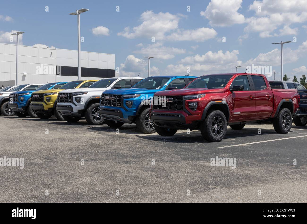 Pêcheurs - 7 juillet 2024 : présentation d'un pick-up intermédiaire Canyon de GMC dans un établissement concessionnaire. GMC offre le Canyon dans les modèles Elevation, AT4, Denali et AT4X. Banque D'Images