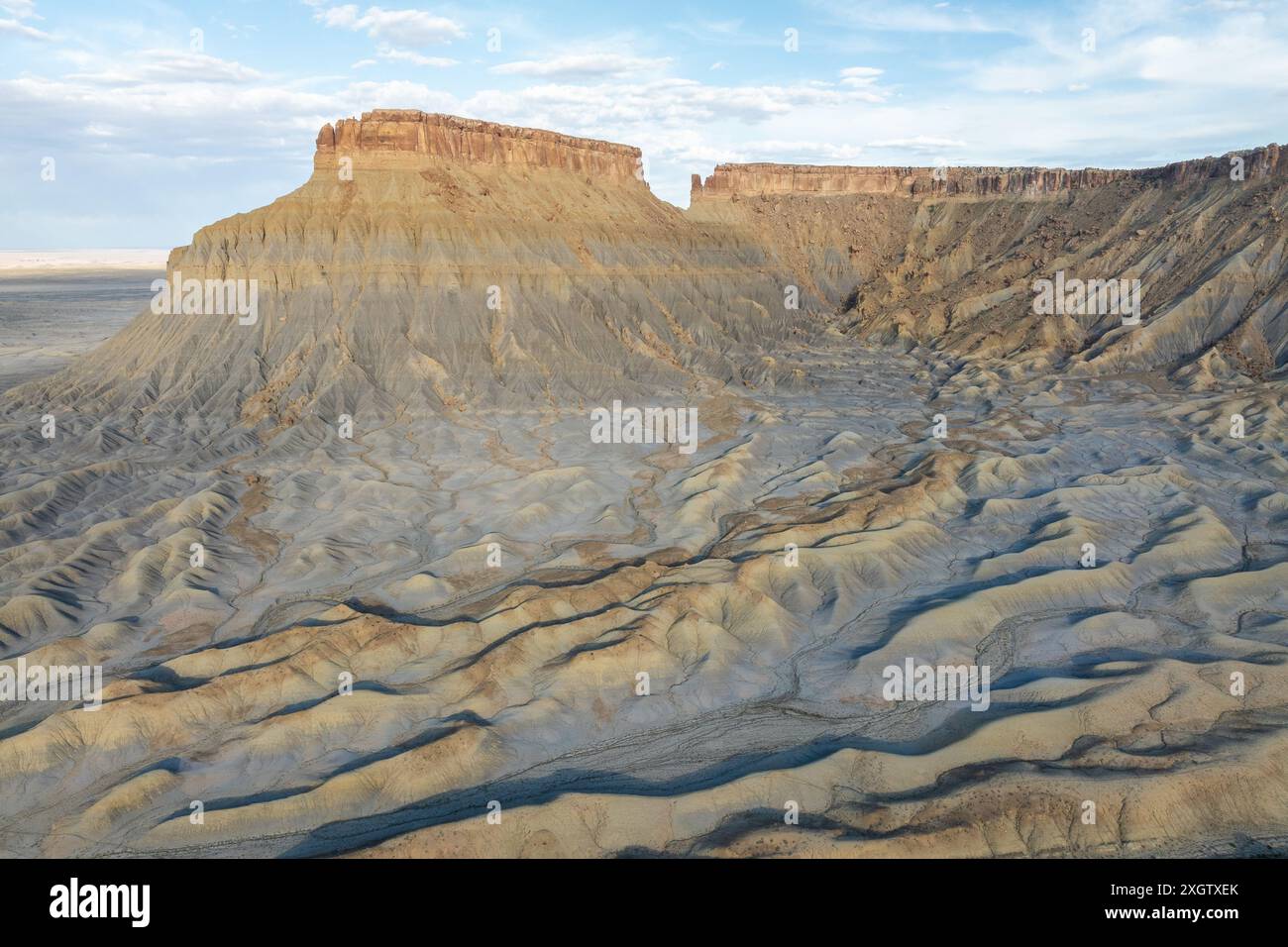 Photographie aérienne captivante capturant le paysage unique et vallonné de Hanksville, Utah. Cette image met en valeur le terrain texturé et géologique Banque D'Images