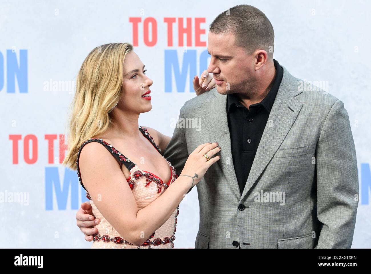 Berlin, Allemagne. 10 juillet 2024. L'actrice principale et productrice Scarlett Johansson et l'acteur principal Channing Tatum assistent à la première allemande du film « To the Moon » au cinéma Zoo Palast. Le film parle de la course à la lune dans les années 1950 et 1960 Il sortira dans les cinémas le 12 juillet 2024. Crédit : Jens Kalaene/dpa/Alamy Live News Banque D'Images