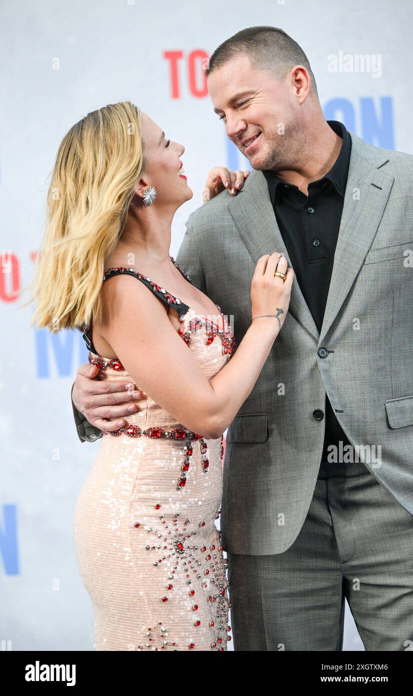Berlin, Allemagne. 10 juillet 2024. L'actrice principale et productrice Scarlett Johansson et l'acteur principal Channing Tatum assistent à la première allemande du film « To the Moon » au cinéma Zoo Palast. Le film parle de la course à la lune dans les années 1950 et 1960 Il sortira dans les cinémas le 12 juillet 2024. Crédit : Jens Kalaene/dpa/Alamy Live News Banque D'Images