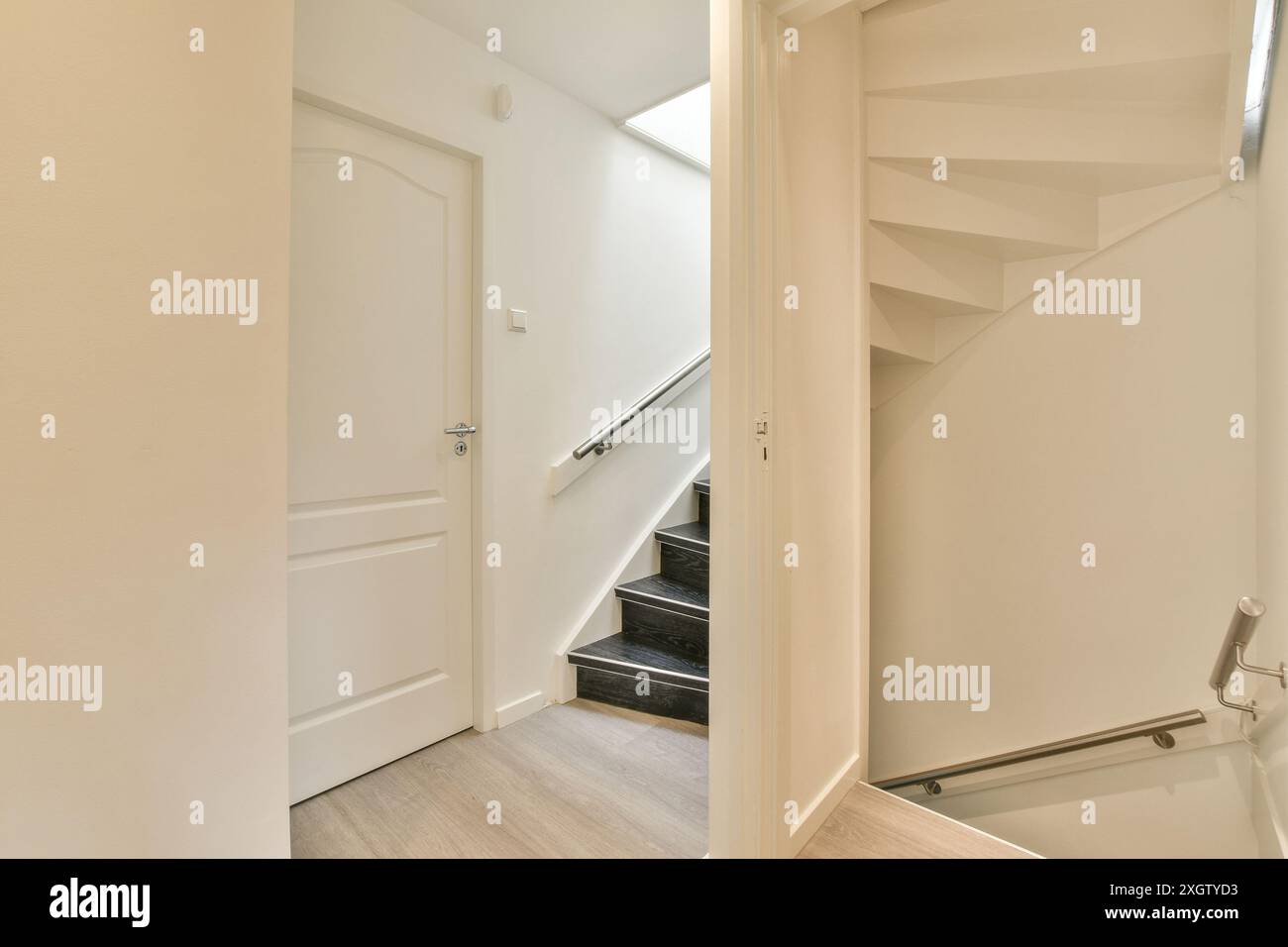 Couloir intérieur moderne et minimaliste avec un escalier dans une maison située à Hilversumstraat, Amsterdam, pays-Bas L'espace dispose de lignes épurées, w Banque D'Images