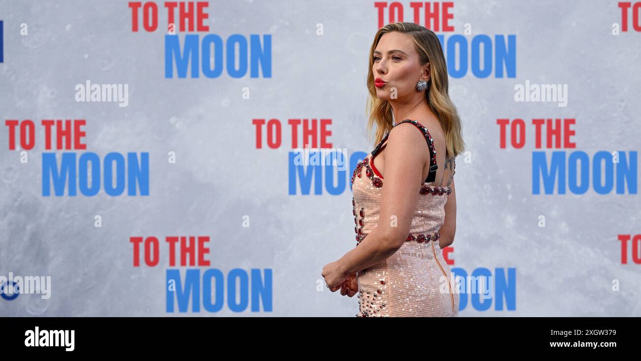 Berlin, Allemagne. 10 juillet 2024. L'actrice et productrice Scarlett Johansson assistera à la première allemande du film 'To the Moon' au cinéma Zoo Palast. Le film parle de la course à la lune dans les années 1950 et 1960 Il sortira dans les cinémas le 12 juillet 2024. Crédit : Jens Kalaene/dpa/Alamy Live News Banque D'Images