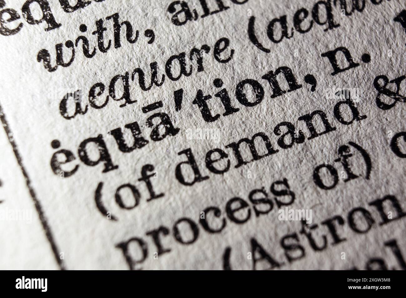 Équation de mot sur la page du dictionnaire, macro gros plan Banque D'Images