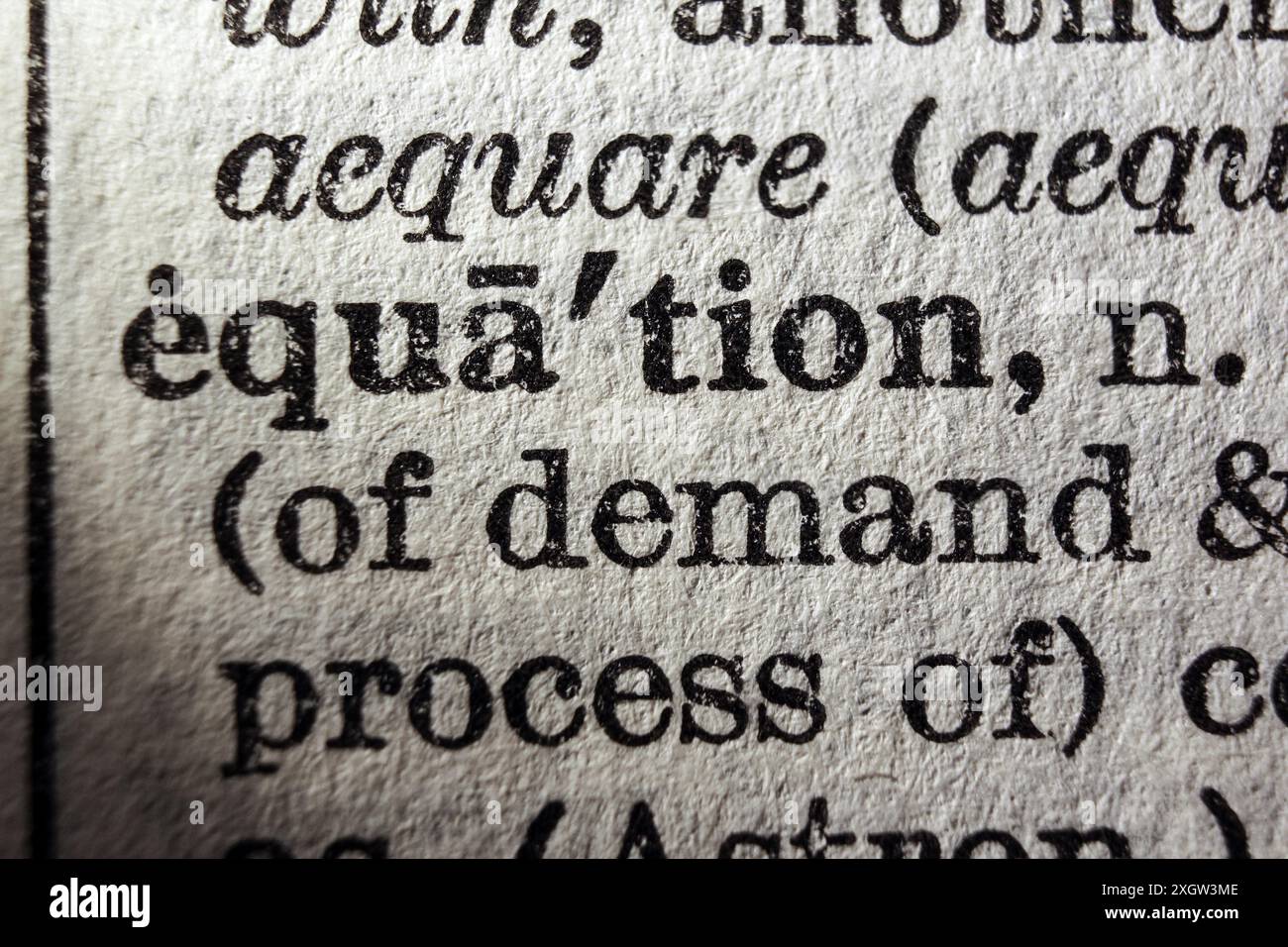 Équation de mot sur la page du dictionnaire, macro gros plan Banque D'Images