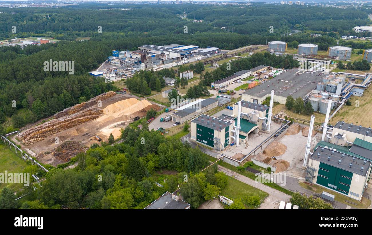 Photographie par drone de centrale à biomasse dans les banlieues de la ville pendant la journée ensoleillée d'été Banque D'Images