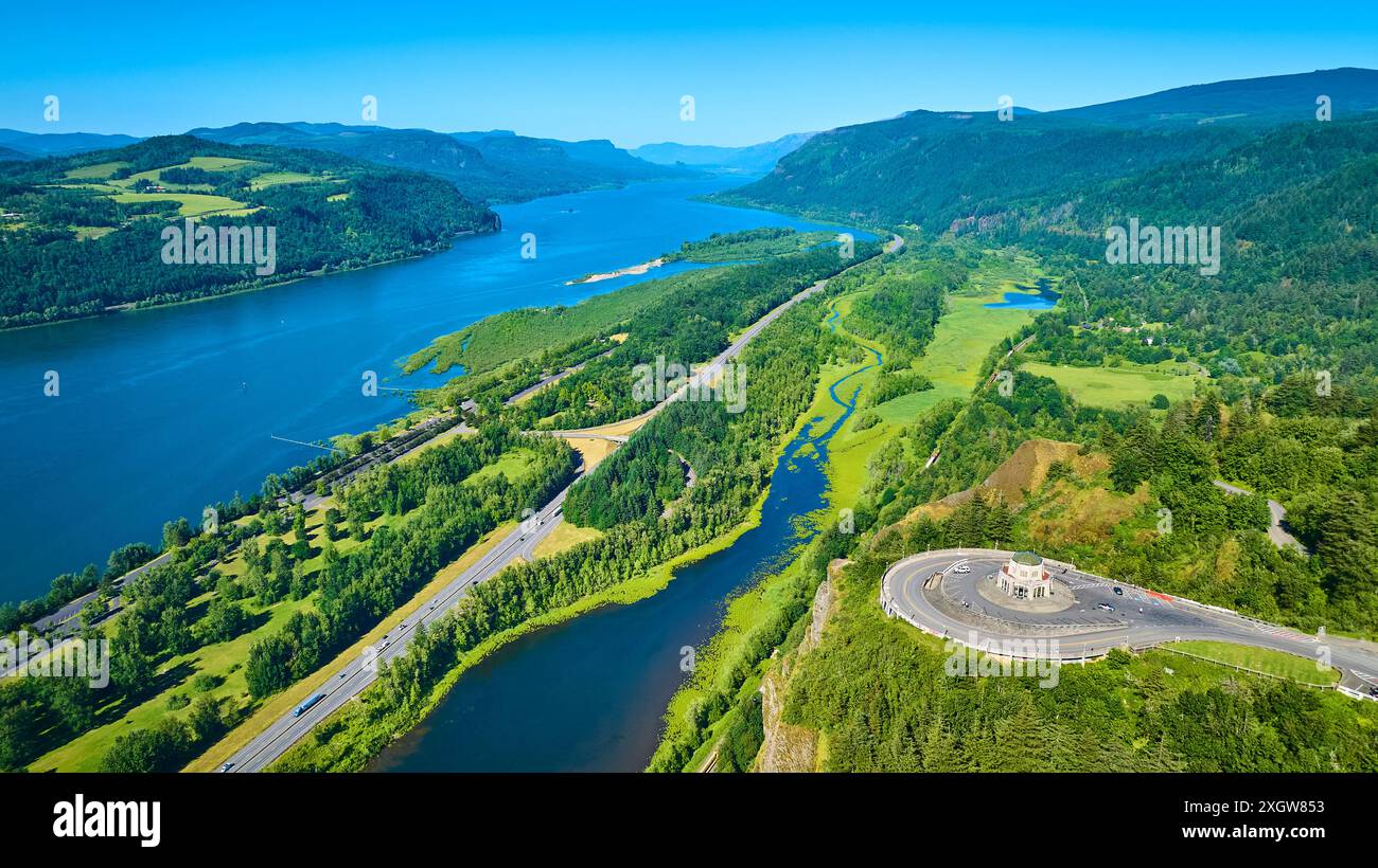 Vue aérienne de Winding River et du lac parmi Rolling Hills Banque D'Images