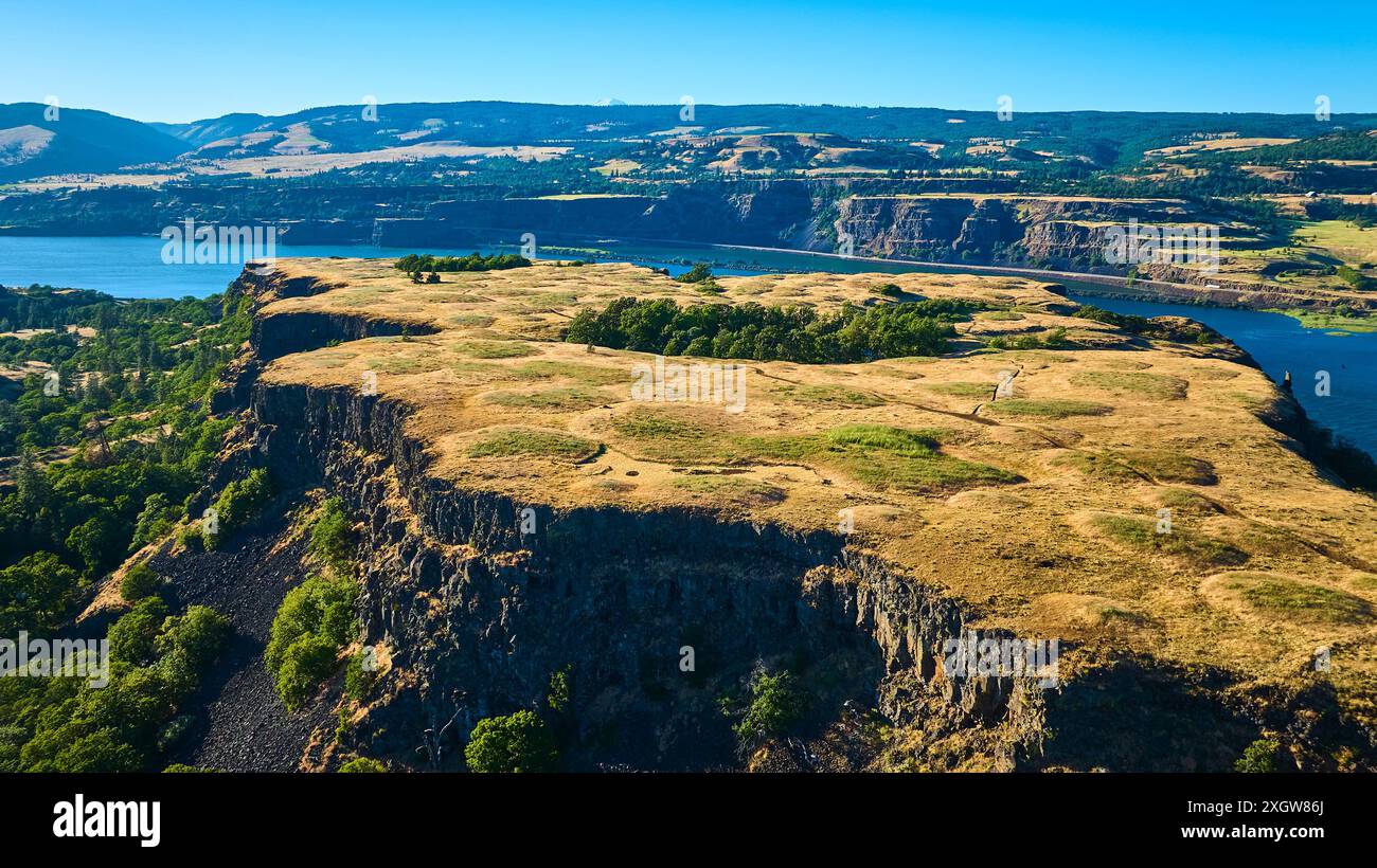 Vol aérien au-dessus du plateau accidenté et de la rivière sereine dans la gorge Columbia Banque D'Images