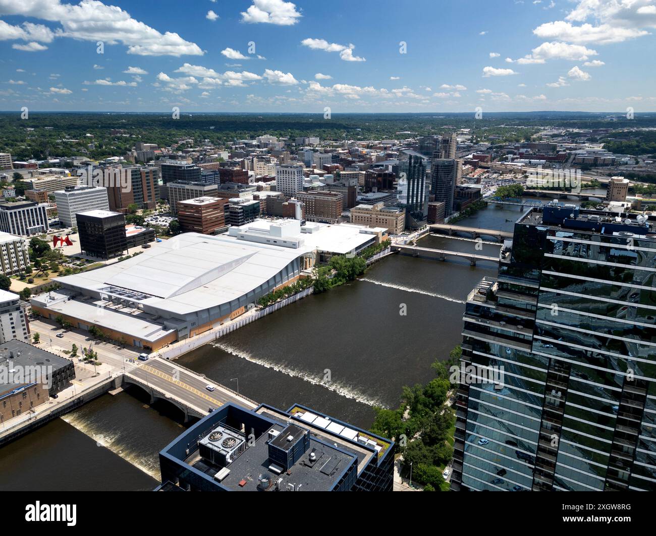 Vue aérienne du DeVos Convention Center sur la rivière dans le centre-ville de Grand Rapids, Michigan Banque D'Images