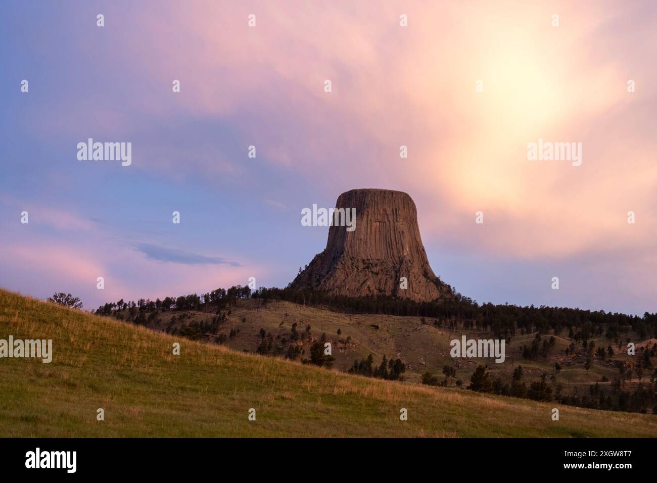 Lever du soleil sur Devils Tower National Monument dans le Wyoming Banque D'Images