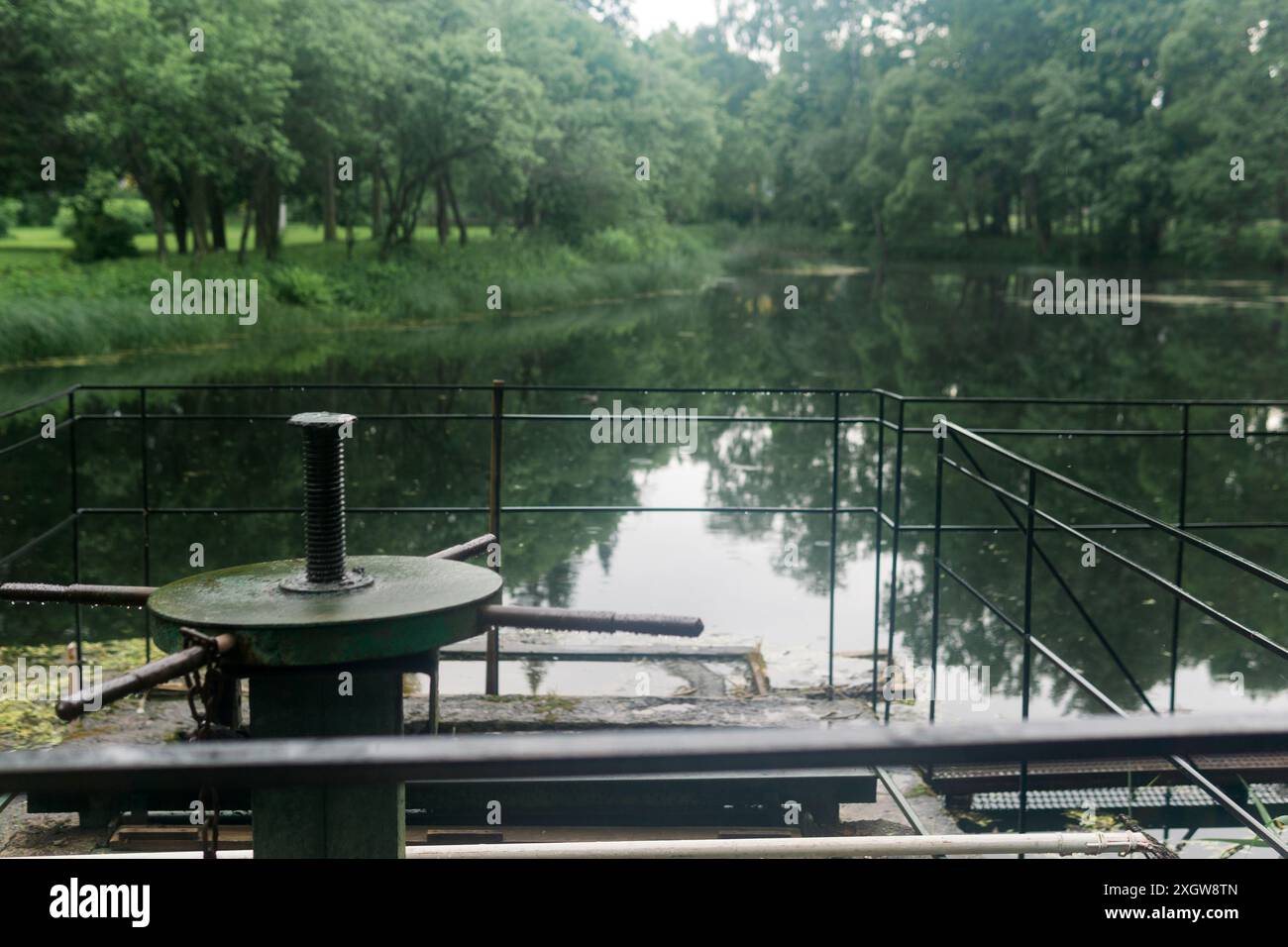 vanne de verrouillage vintage sur un étang dans le parc Banque D'Images