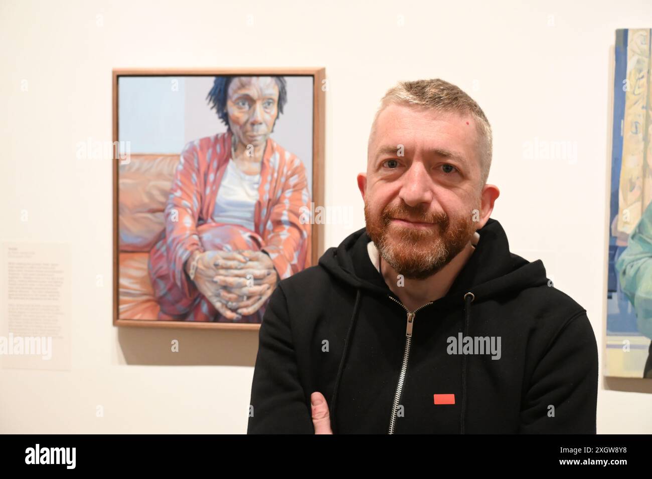 Peter James Field pose avec sa peinture 'Yeside'. Herbert Smith Freehills Portrait Award 2024, National Portrait Gallery, Londres, Royaume-Uni Banque D'Images