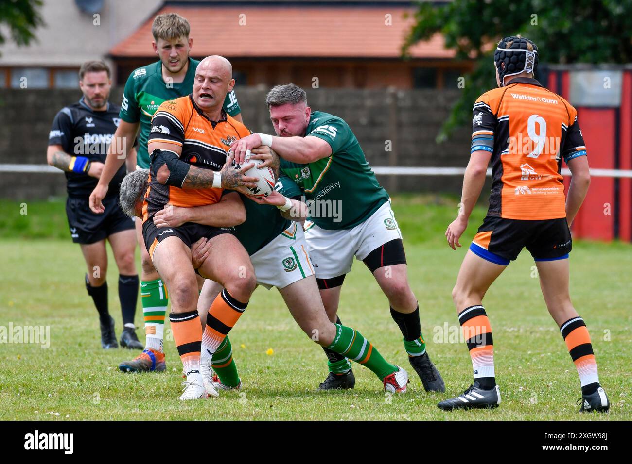 Port Talbot, pays de Galles. 6 juillet 2024. Darrel Moyle des Tigers de Torfaen est affronté par Jake Price et Ben Jackson d'Aberavon Fighting Irish lors du match de conférence de la JES Group Rugby League entre Aberavon Fighting Irish et Torfaen Tigers à Aberavon Harlequins RFC à Port Talbot, pays de Galles, Royaume-Uni, le 6 juillet 2024. Crédit : Duncan Thomas/Majestic Media. Banque D'Images