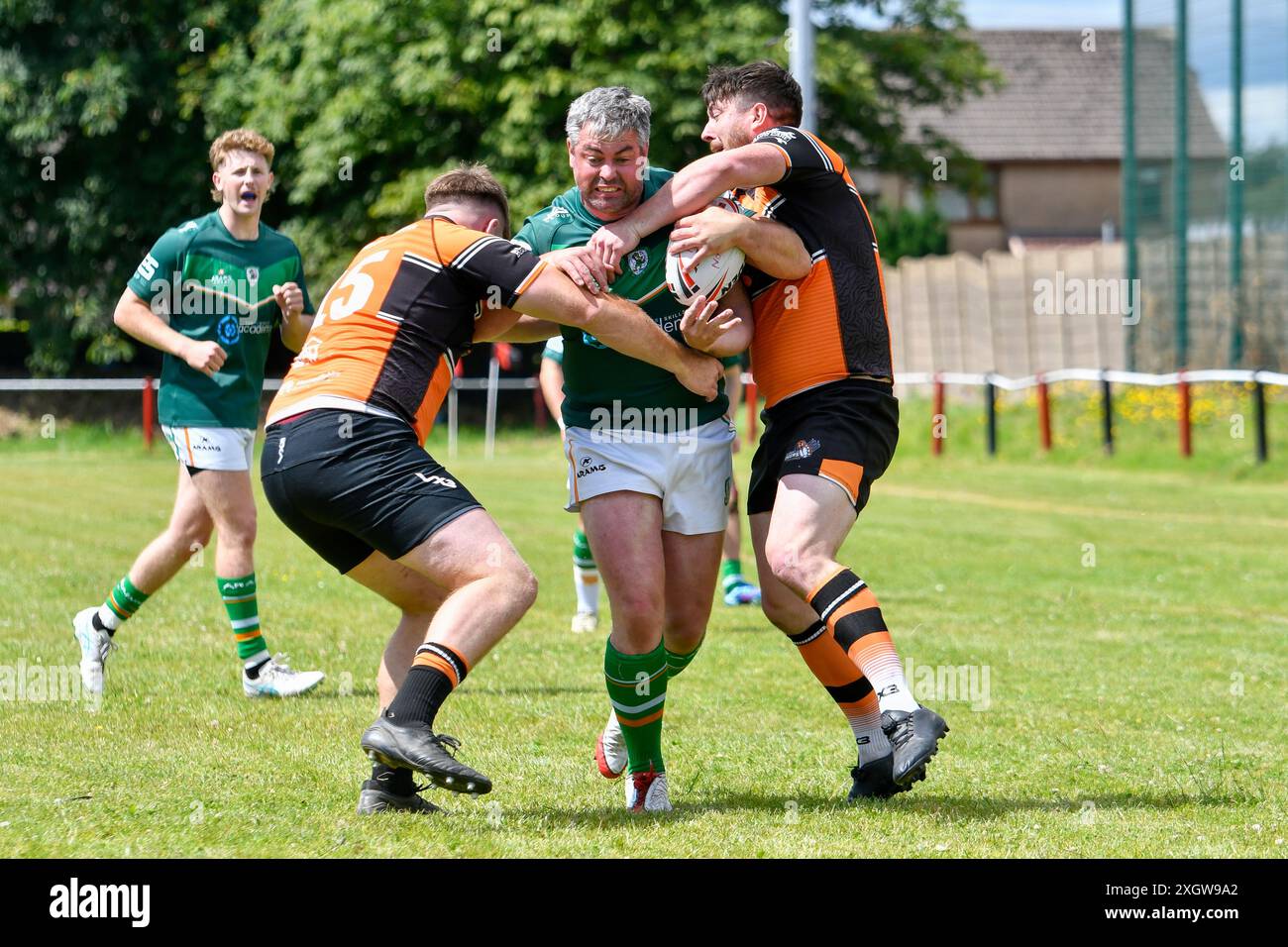 Port Talbot, pays de Galles. 6 juillet 2024. Rob Davies et Rhys Evans de Torfaen Tigers affrontent Jake Price d'Aberavon Fighting Irish lors du match de conférence de la JES Group Rugby League entre Aberavon Fighting Irish et Torfaen Tigers à Aberavon Harlequins RFC à Port Talbot, au pays de Galles, le 6 juillet 2024. Crédit : Duncan Thomas/Majestic Media. Banque D'Images