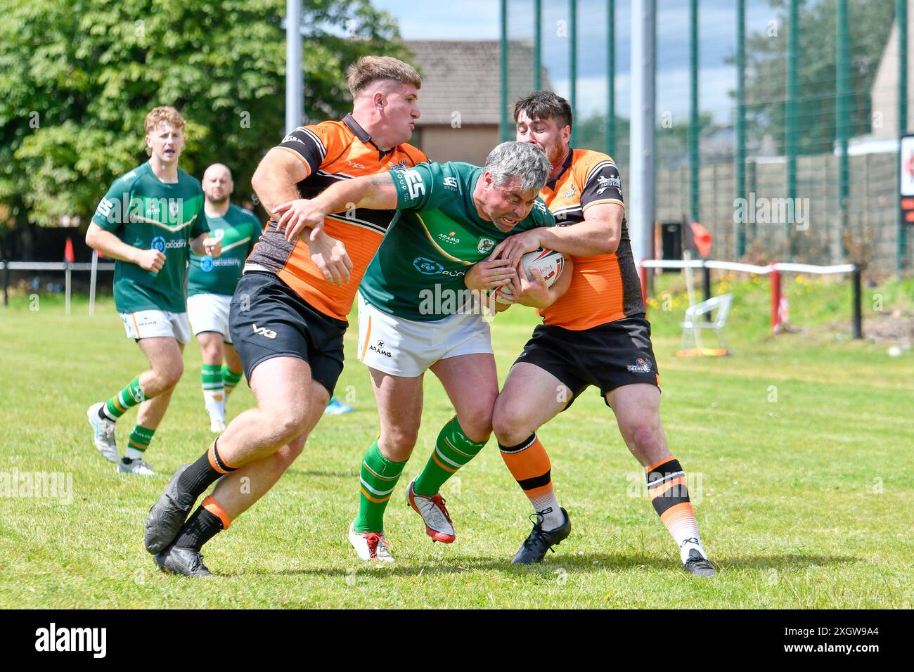 Port Talbot, pays de Galles. 6 juillet 2024. Rob Davies et Rhys Evans de Torfaen Tigers tentent d'affronter Jake Price d'Aberavon Fighting Irish lors du match de conférence de la JES Group Rugby League entre Aberavon Fighting Irish et Torfaen Tigers à Aberavon Harlequins RFC à Port Talbot, pays de Galles, Royaume-Uni, le 6 juillet 2024. Crédit : Duncan Thomas/Majestic Media. Banque D'Images