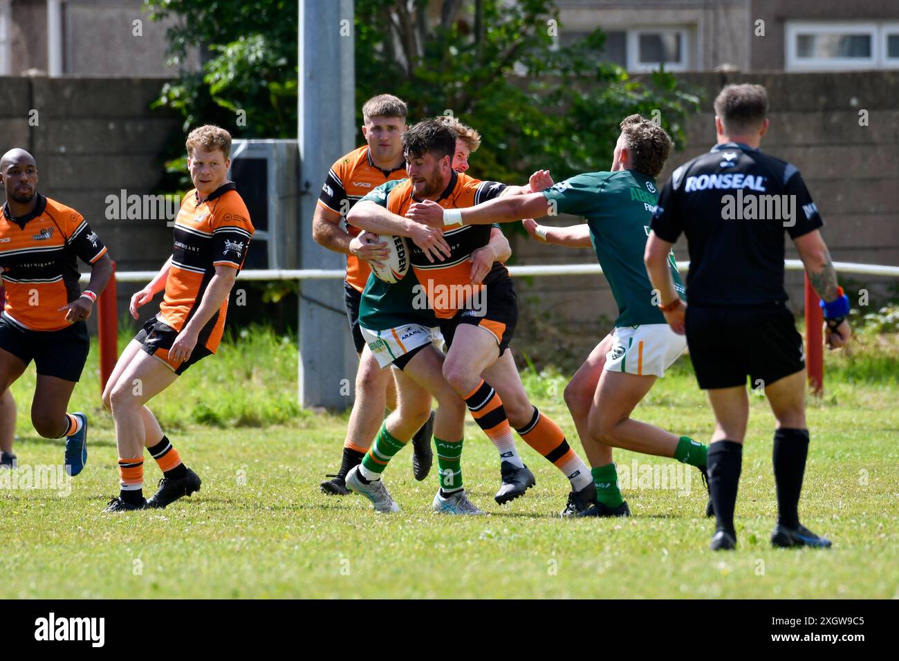 Port Talbot, pays de Galles. 6 juillet 2024. Rhys Evans des Tigers de Torfaen perce un tacle lors du match de la conférence JES Group Rugby League entre Aberavon Fighting Irish et Torfaen Tigers à Aberavon Harlequins RFC à Port Talbot, pays de Galles, Royaume-Uni, le 6 juillet 2024. Crédit : Duncan Thomas/Majestic Media. Banque D'Images