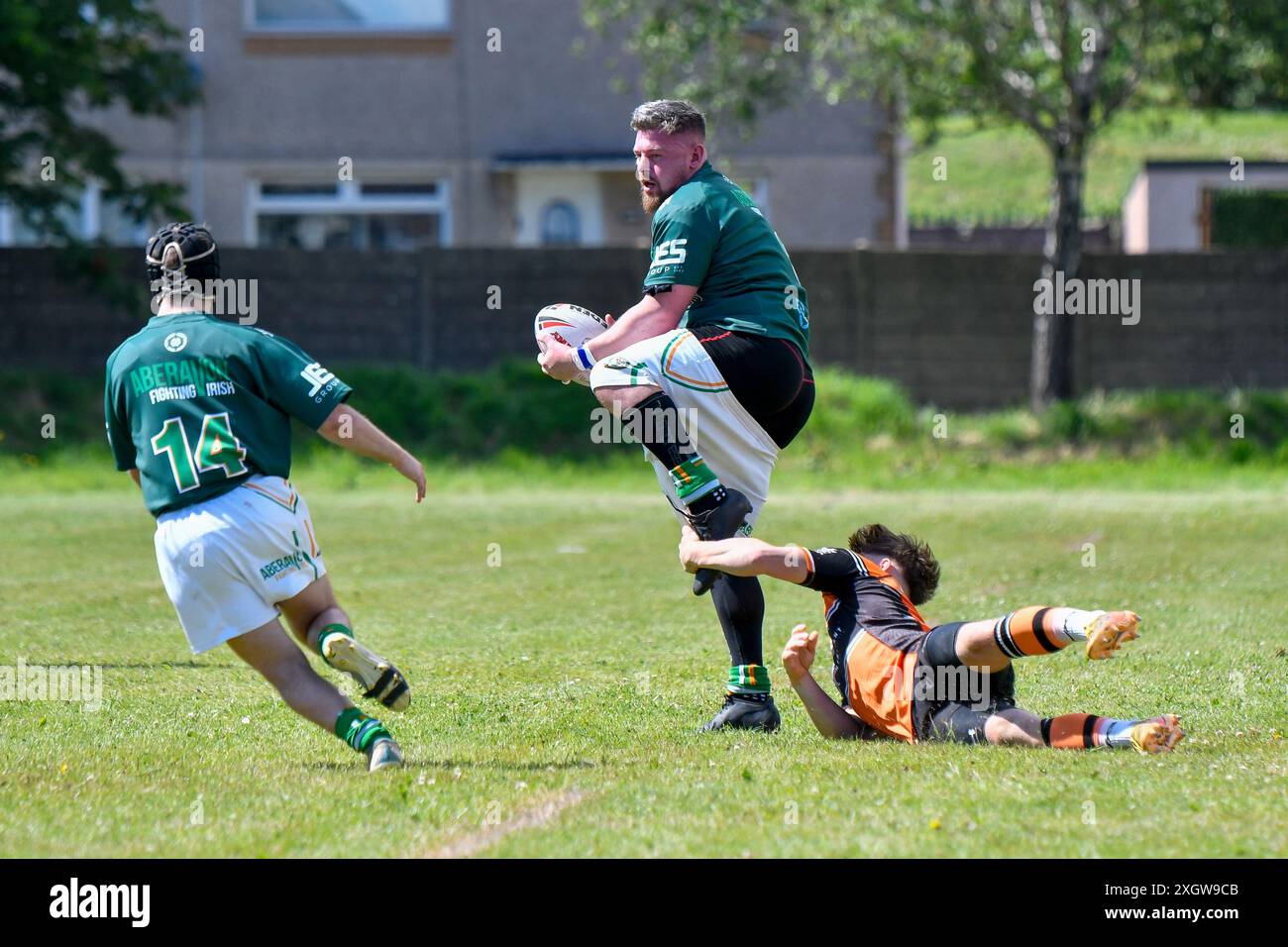 Port Talbot, pays de Galles. 6 juillet 2024. Ben Jackson d'Aberavon Fighting Irish saute hors du tacle de Bradley Hunter des Torfaen Tigers lors du match de conférence de la JES Group Rugby League entre Aberavon Fighting Irish et Torfaen Tigers à Aberavon Harlequins RFC à Port Talbot, pays de Galles, Royaume-Uni le 6 juillet 2024. Crédit : Duncan Thomas/Majestic Media. Banque D'Images