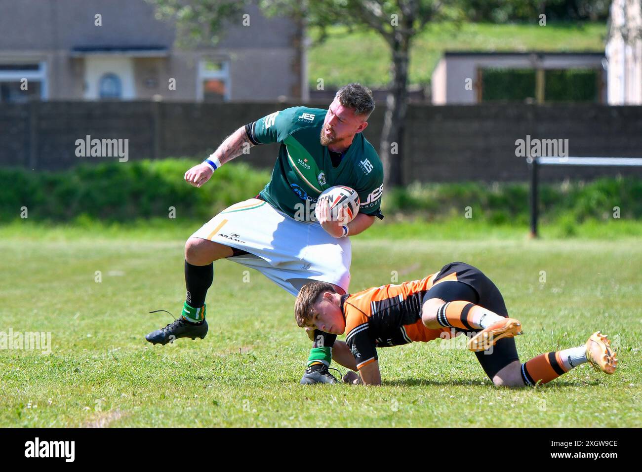 Port Talbot, pays de Galles. 6 juillet 2024. Ben Jackson d'Aberavon Fighting Irish est affronté par Bradley Hunter des Torfaen Tigers lors du match de conférence de la JES Group Rugby League entre Aberavon Fighting Irish et Torfaen Tigers à Aberavon Harlequins RFC à Port Talbot, pays de Galles, Royaume-Uni, le 6 juillet 2024. Crédit : Duncan Thomas/Majestic Media. Banque D'Images