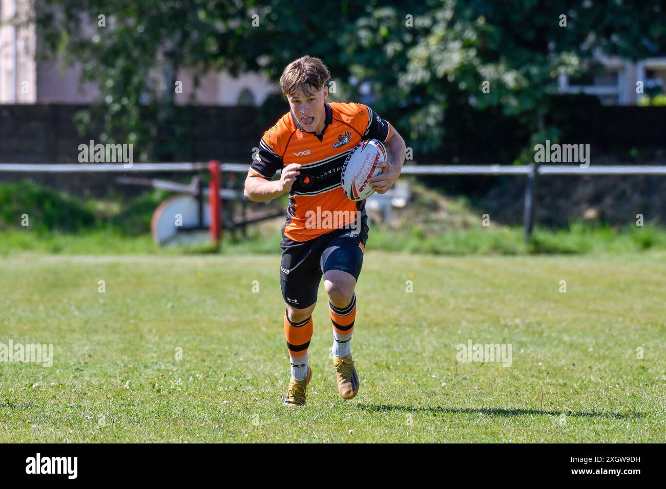 Port Talbot, pays de Galles. 6 juillet 2024. Bradley Hunter des Torfaen Tigers court avec le ballon lors du match de la conférence JES Group Rugby League entre Aberavon Fighting Irish et Torfaen Tigers à Aberavon Harlequins RFC à Port Talbot, pays de Galles, Royaume-Uni, le 6 juillet 2024. Crédit : Duncan Thomas/Majestic Media. Banque D'Images