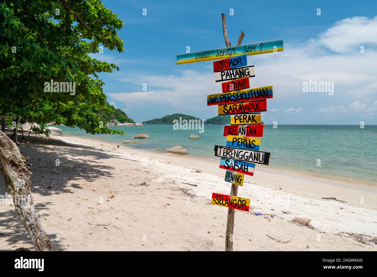 Un joyau tranquille caché à Penang, un lieu de voyage paradisiaque, appelé secret Beach, de beaux sables et des cocotiers bordant la plage, les habitants Banque D'Images