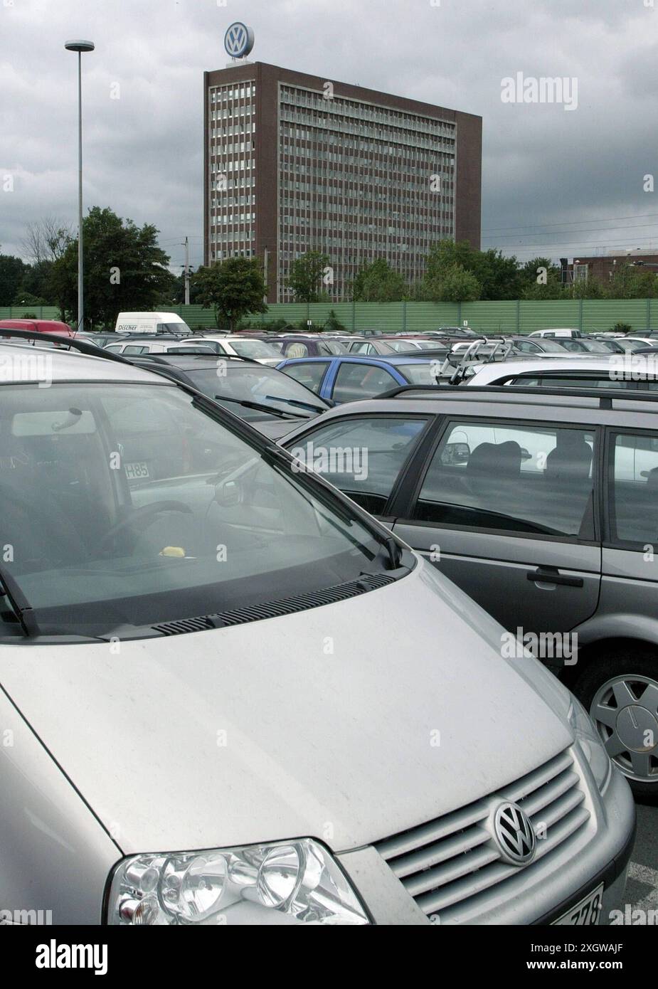 Geparkte Fahrzeuge vor dem Hauptwerk der Volkswagen AG, Wolfsburg, Niedersachsen, 12. Juillet 2004. *** Véhicules stationnés devant l'usine principale de Volkswagen AG à Wolfsburg, basse-Saxe, le 12 juillet 2004 Banque D'Images