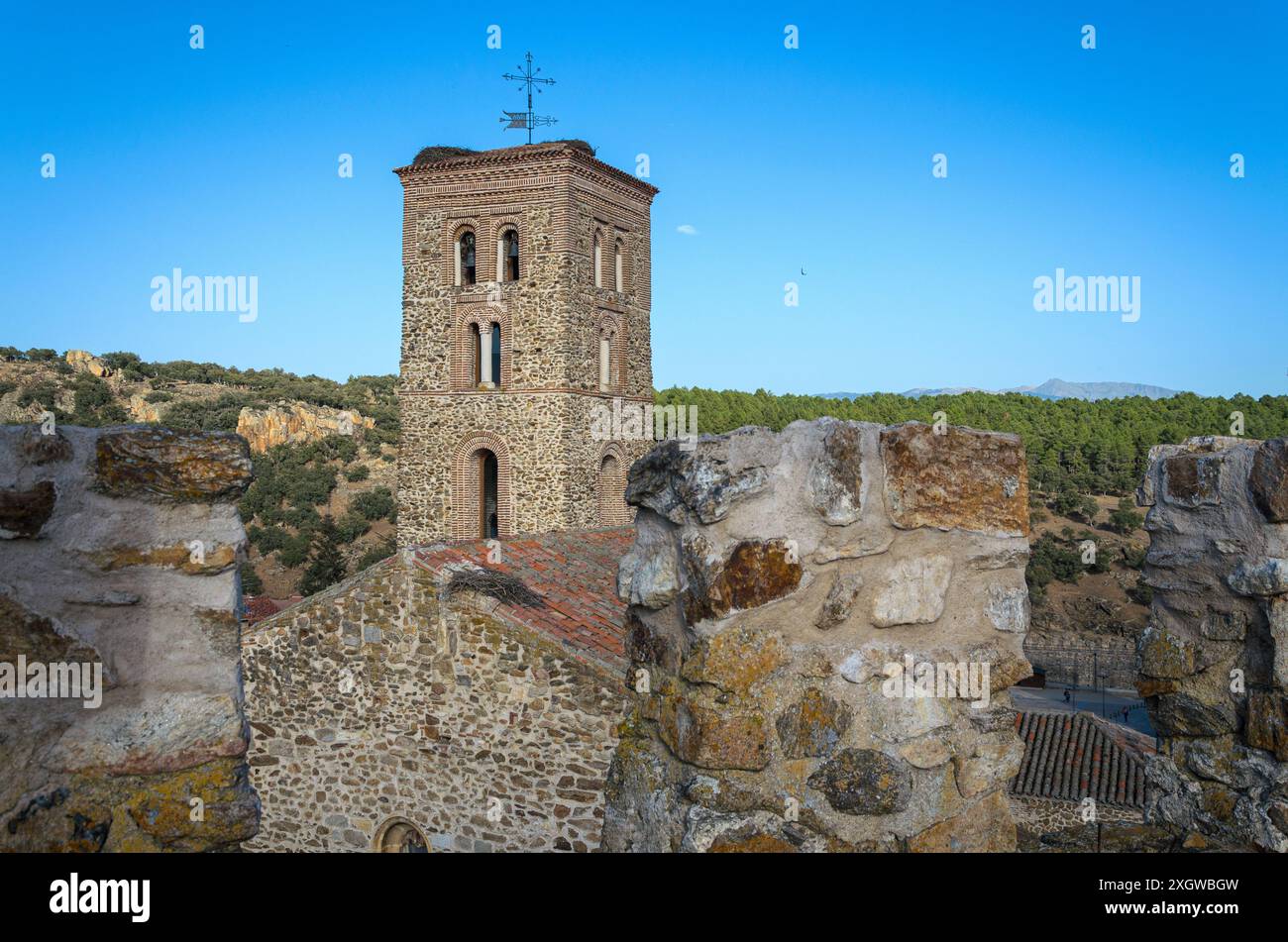 Clocher de l'église de Santa María del Castillo depuis les murs du château, Buitrago de Lozoya, Madrid, Espagne Banque D'Images