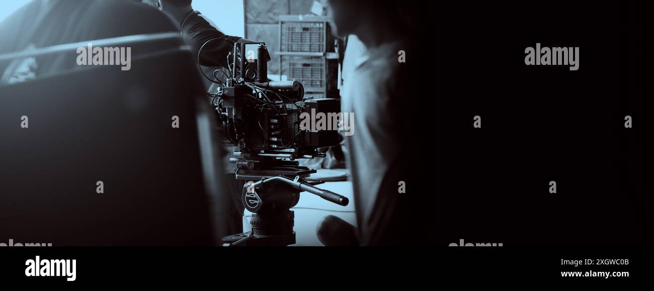 Réalisateur et équipe réalisant des publicités de contenu commercial en studio. Équipe de cinéastes avec équipement de cinéma professionnel et caméra vidéo sur le Banque D'Images