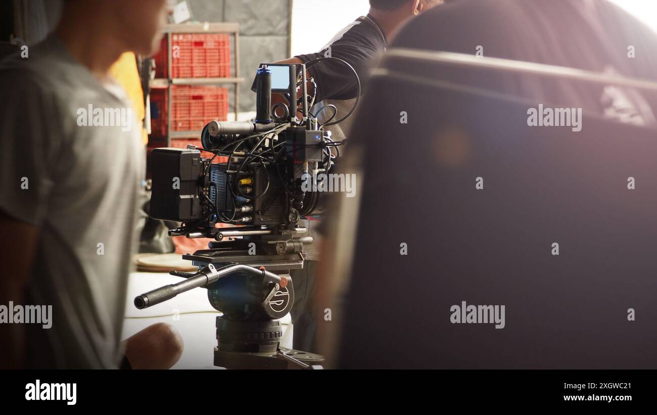 Réalisateur et équipe réalisant des publicités de contenu commercial en studio. Équipe de cinéastes avec équipement de cinéma professionnel et caméra vidéo sur le Banque D'Images