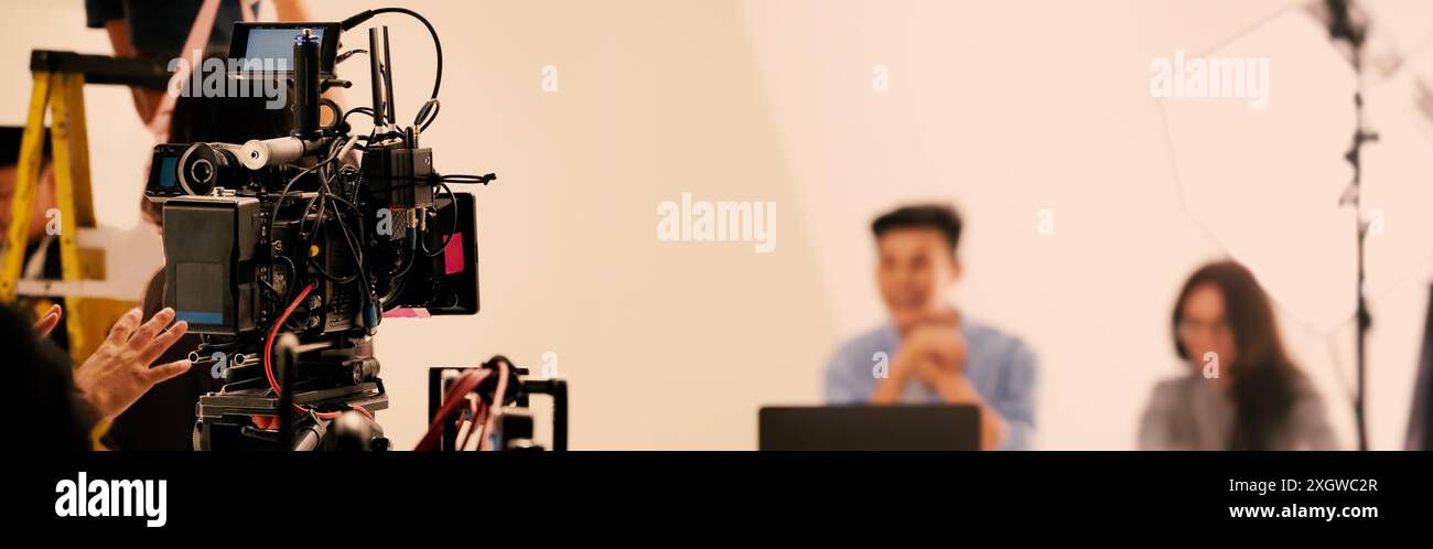 Réalisateur et équipe réalisant des publicités de contenu commercial en studio. Équipe de cinéastes avec équipement de cinéma professionnel et caméra vidéo sur le Banque D'Images
