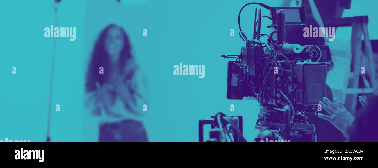 Réalisateur et équipe réalisant des publicités de contenu commercial en studio. Équipe de cinéastes avec équipement de cinéma professionnel et caméra vidéo sur le Banque D'Images