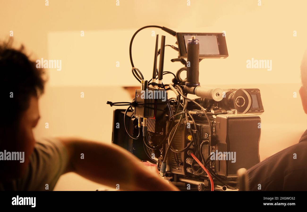 Réalisateur et équipe réalisant des publicités de contenu commercial en studio. Équipe de cinéastes avec équipement de cinéma professionnel et caméra vidéo sur le Banque D'Images