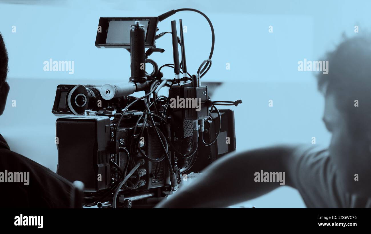 Réalisateur et équipe réalisant des publicités de contenu commercial en studio. Équipe de cinéastes avec équipement de cinéma professionnel et caméra vidéo sur le Banque D'Images