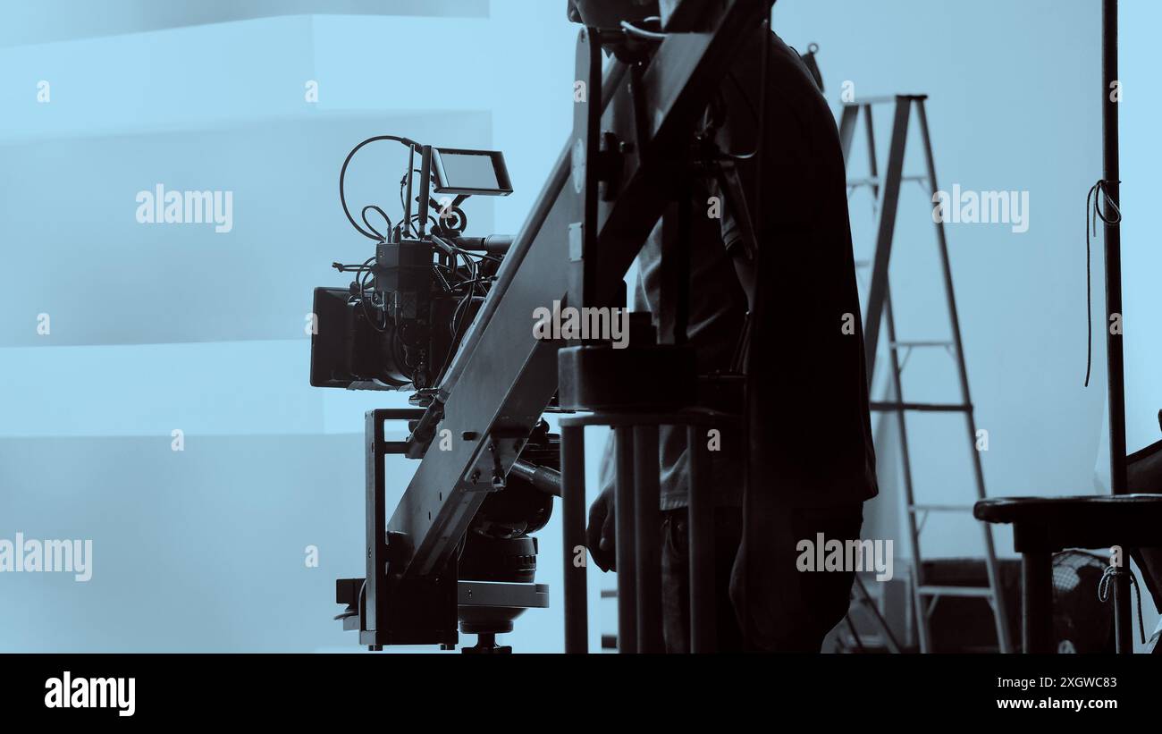 Réalisateur et équipe réalisant des publicités de contenu commercial en studio. Équipe de cinéastes avec équipement de cinéma professionnel et caméra vidéo sur le Banque D'Images