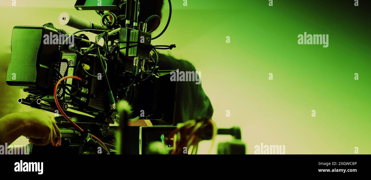 Réalisateur et équipe réalisant des publicités de contenu commercial en studio. Équipe de cinéastes avec équipement de cinéma professionnel et caméra vidéo sur le Banque D'Images