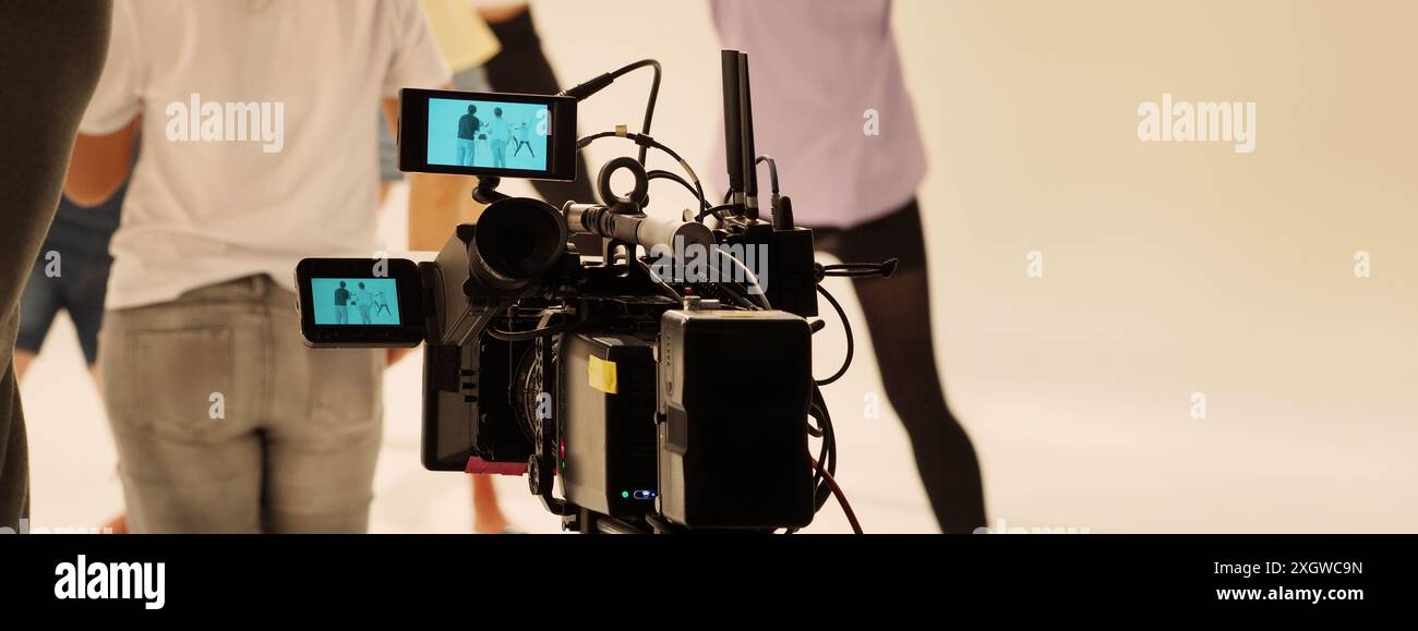 Réalisateur et équipe réalisant des publicités de contenu commercial en studio. Équipe de cinéastes avec équipement de cinéma professionnel et caméra vidéo sur le Banque D'Images