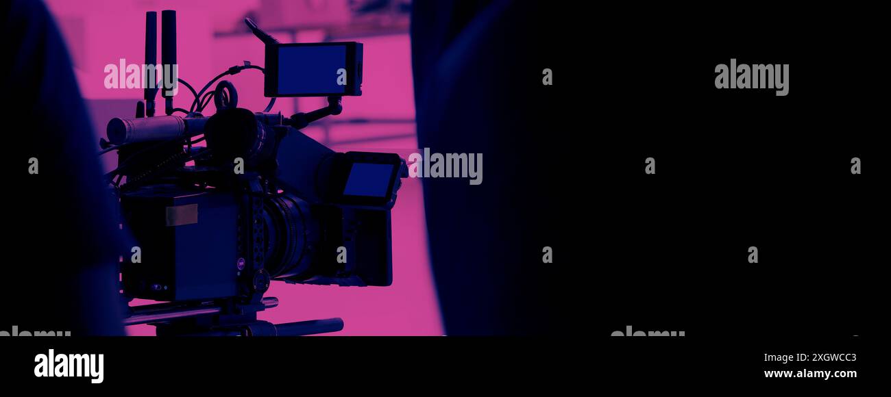 Réalisateur et équipe réalisant des publicités de contenu commercial en studio. Équipe de cinéastes avec équipement de cinéma professionnel et caméra vidéo sur le Banque D'Images