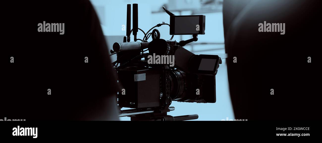 Réalisateur et équipe réalisant des publicités de contenu commercial en studio. Équipe de cinéastes avec équipement de cinéma professionnel et caméra vidéo sur le Banque D'Images