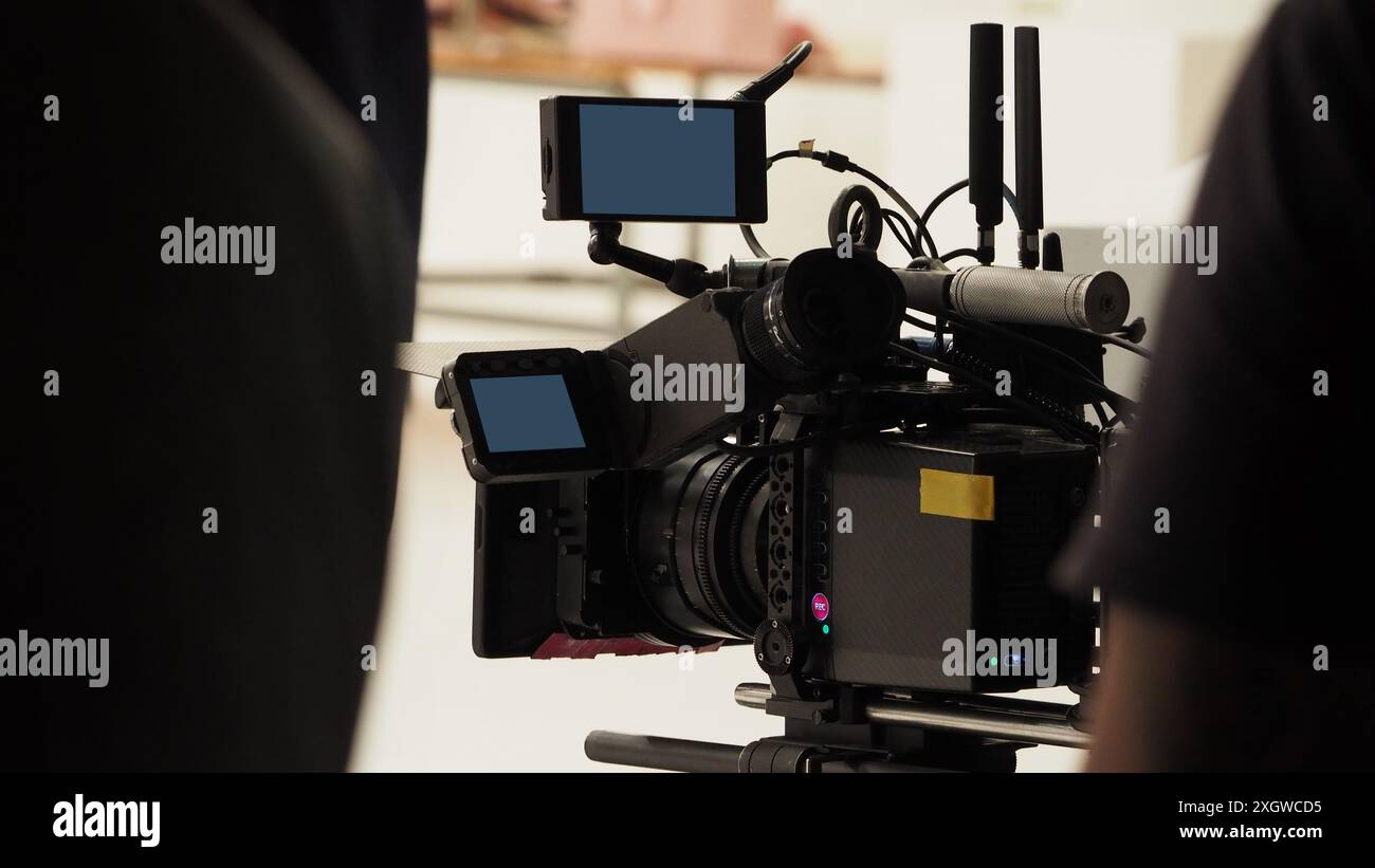 Réalisateur et équipe réalisant des publicités de contenu commercial en studio. Équipe de cinéastes avec équipement de cinéma professionnel et caméra vidéo sur le Banque D'Images