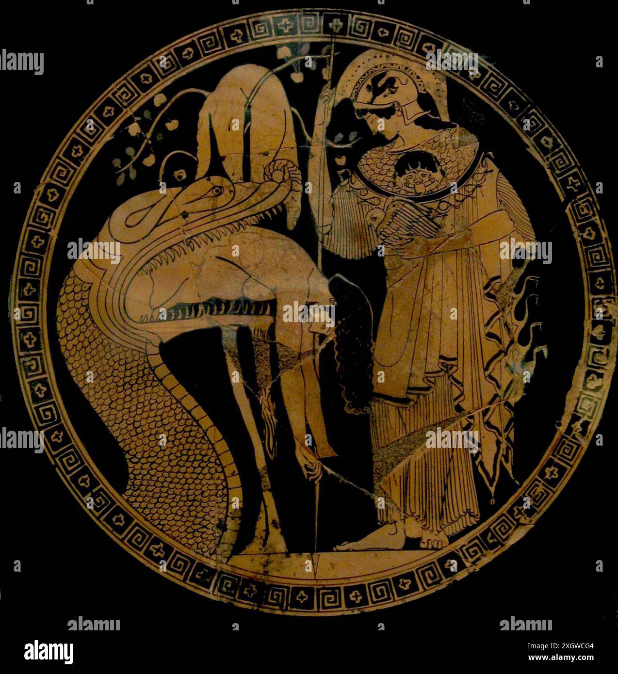 Peinture kylix mansardée datant de c. 480-470 av. J.-C. montrant Athéna observant alors que le dragon Colchian dégorge le héros Jason[144] Banque D'Images