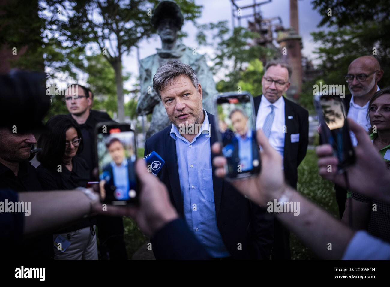 Der Bundesminister fuer Wirtschaft und Klimaschutz Robert Habeck Buendnis 90/ Die Gruenen unterwegs in Dortmund. Pressestatement zur Bekanntgabe des Verzichts auf die Kanzlerkandidatur von Annalena Baerbock Fotografiert im Auftrag des BMWK Dortmund Deutschland *** Ministre fédéral de l'économie et de la protection du climat Robert Habeck Buendnis 90 Die Gruenen sur la route de Dortmund communiqué de presse sur l'annonce de la renonciation d'Annalena Baerbocks à sa candidature pour le chancelier photographié pour le compte de BMWK Dortmund Allemagne Copyright : xDominikxButzmannxBMWKxphotothek.dex Banque D'Images