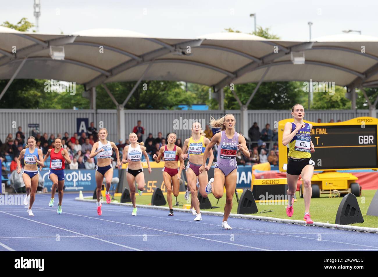 Phoebe Gill de St Albans AC remportant la finale du 800 m au UK Athletics Championship Banque D'Images