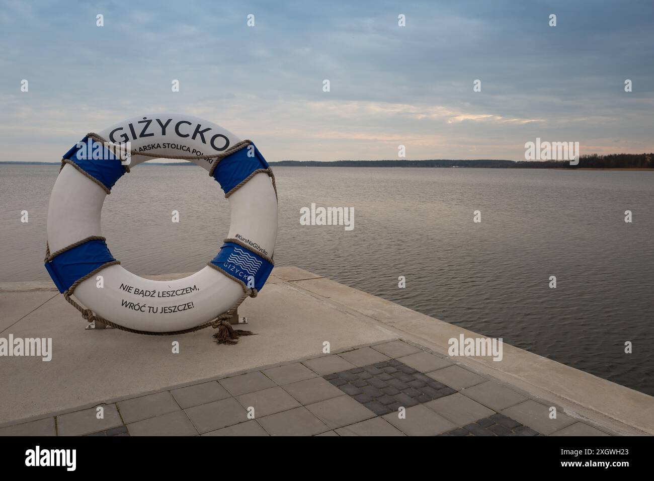 2023-04-18 remblai avec le symbole de la ville Gizycko Pologne Banque D'Images
