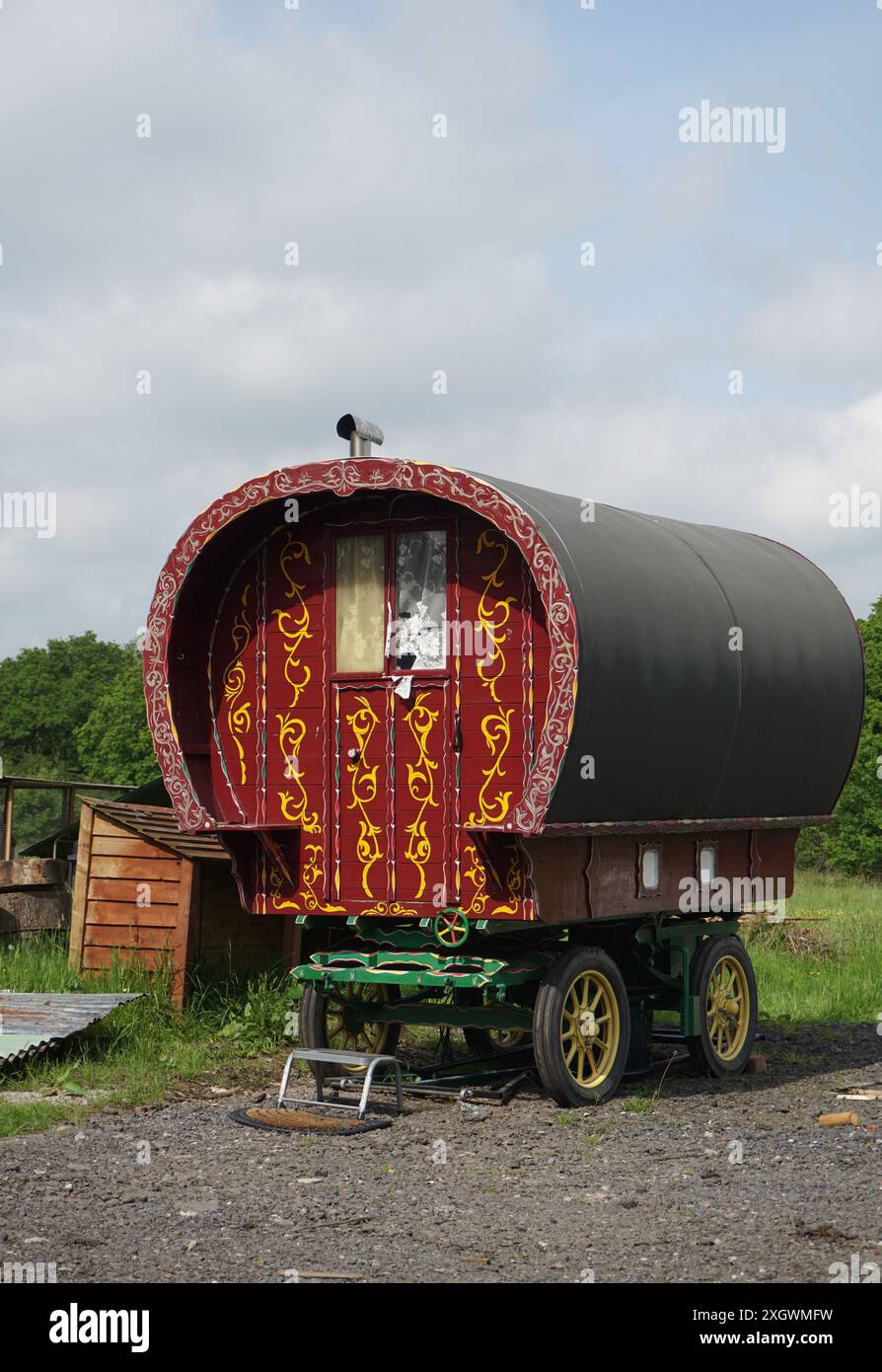 Une caravane traditionnelle rom ou tzigane dans un champ au Royaume-Uni Banque D'Images