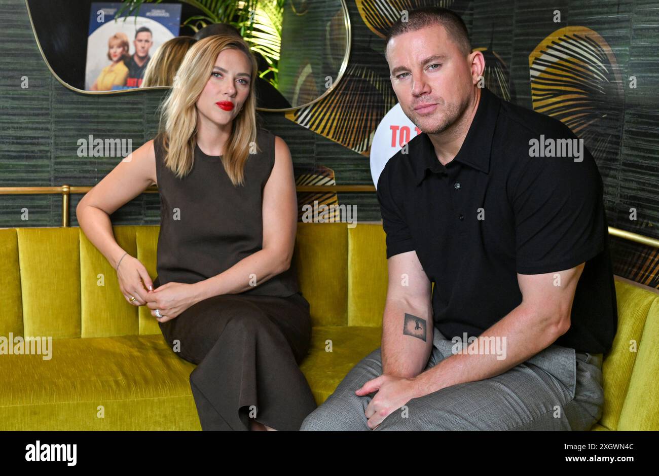 Berlin, Allemagne. 10 juillet 2024. L'actrice principale et productrice Scarlett Johansson et l'acteur principal Channing Tatum sont assis sur un canapé lors d'une interview avec Deutsche presse-Agentur après la première allemande du film 'To the Moon' au cinéma Zoo Palast. Le film parle de la course à la lune dans les années 1950 et 1960 Il sortira dans les cinémas le 12 juillet 2024. Crédit : Jens Kalaene/dpa/Alamy Live News Banque D'Images